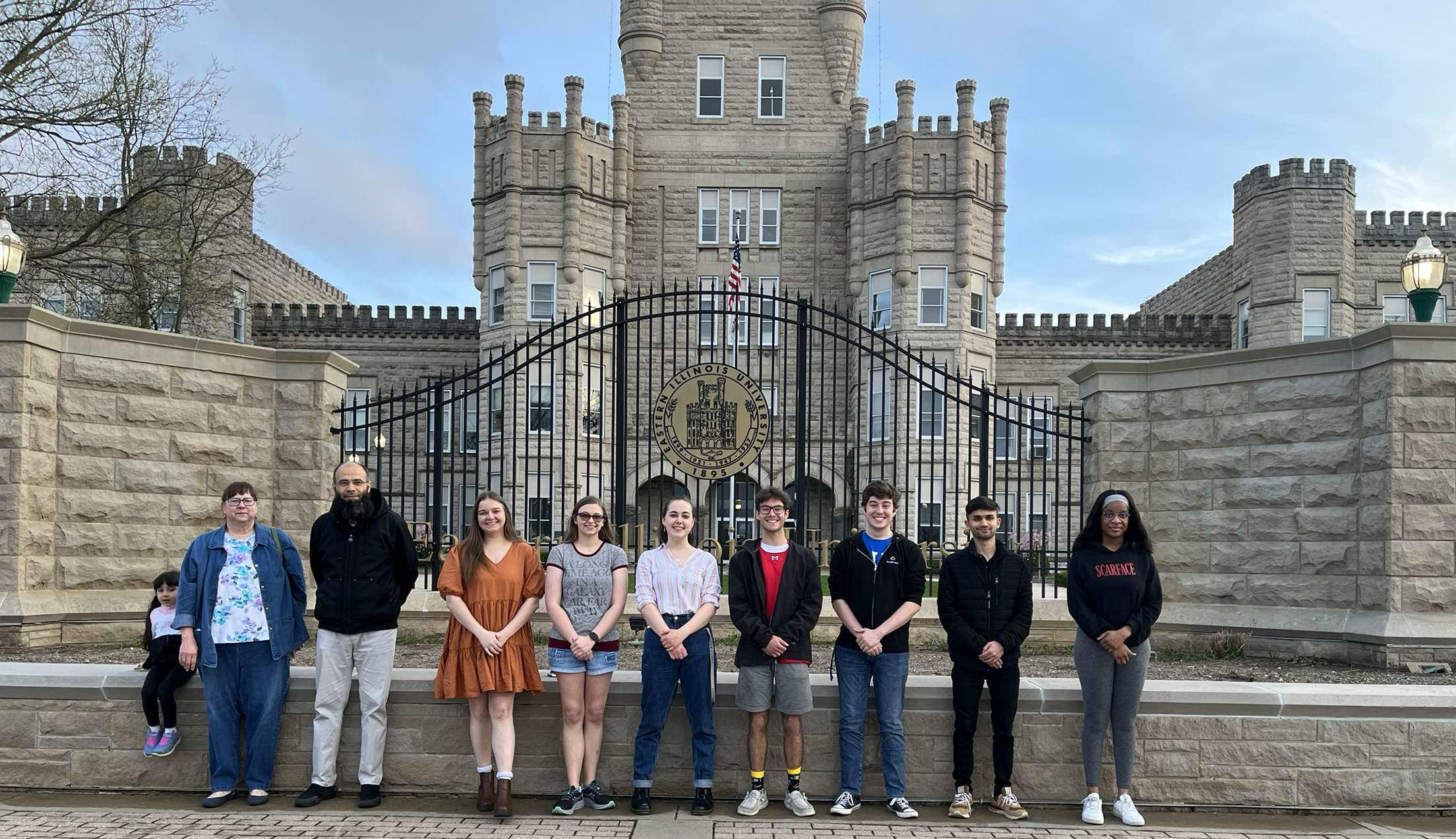 The 2022 active members of KME in front of the castle.
