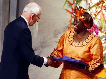 Wangari Maathai receiving an award